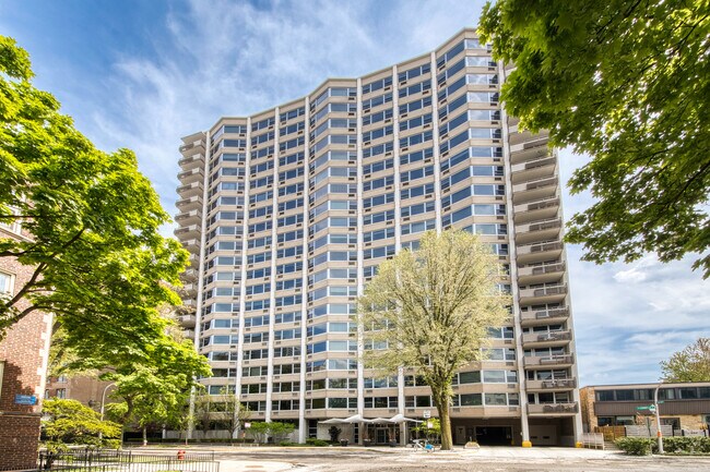 555 W Cornelia Ave, Unit 1712 in Chicago, IL - Building Photo - Building Photo