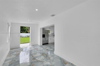 300 N Biscayne River Dr-Unit -B in Miami, FL - Building Photo - Building Photo