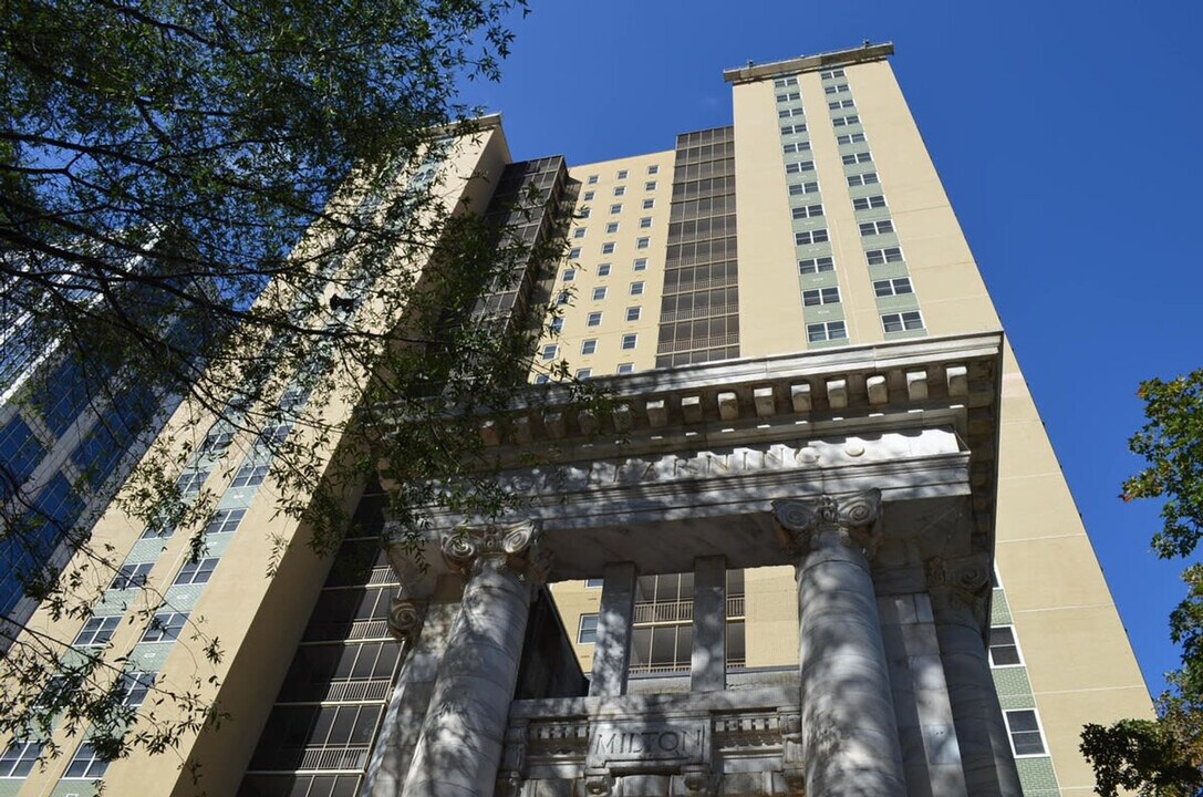 300 W Peachtree St NW in Atlanta, GA - Building Photo