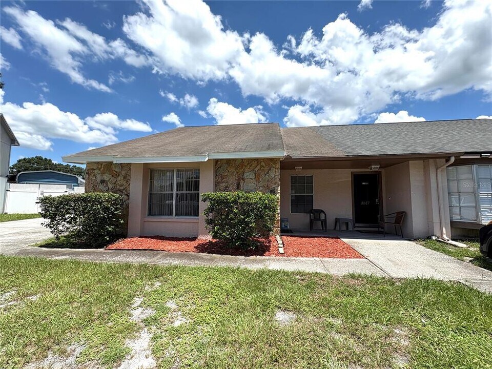3319 Fox Lake Dr in Tampa, FL - Building Photo