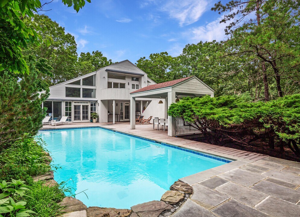 405 Hands Creek Rd in East Hampton, NY - Building Photo