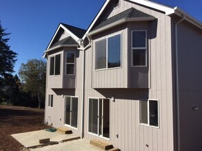 964 N 7th Rd-Unit -966 N 7th Rd in Coos Bay, OR - Building Photo - Building Photo