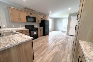 6588 N Hampshire Dr in Holly, MI - Building Photo