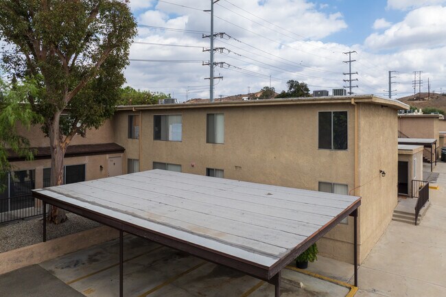 Ken Lor Apartments in Santa Clarita, CA - Building Photo - Building Photo