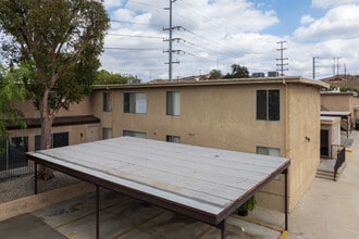 Ken Lor Apartments in Santa Clarita, CA - Foto de edificio - Building Photo