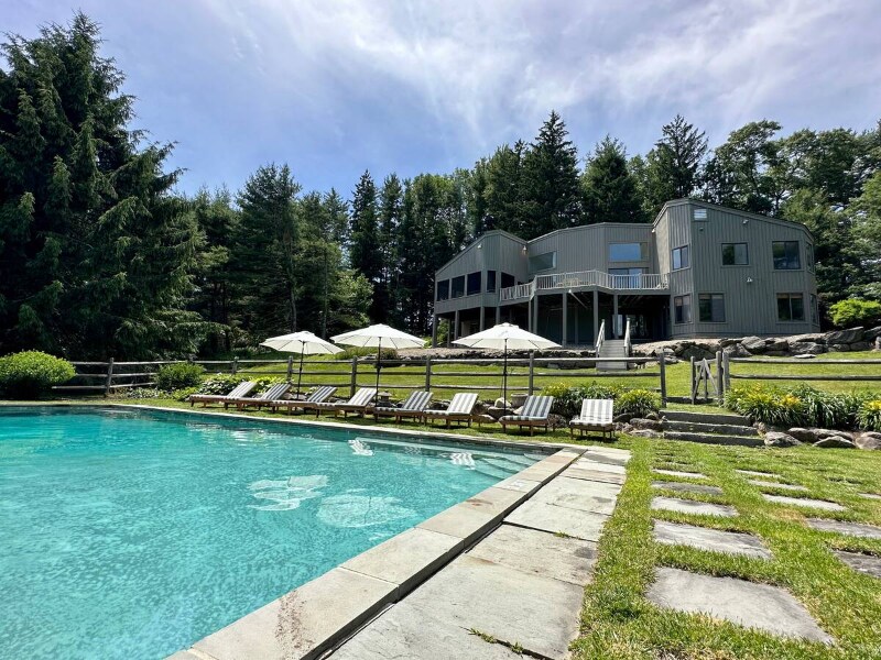 194 Lonetown Rd in Redding, CT - Foto de edificio