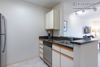 4 Bayside Village Pl in San Francisco, CA - Building Photo - Building Photo