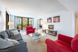 4551 Gulf Shore Blvd N in Naples, FL - Foto de edificio - Building Photo