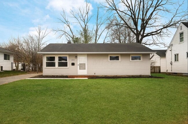 2557 Bristol Rd in Upper Arlington, OH - Foto de edificio - Building Photo