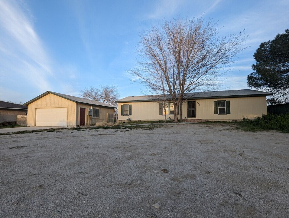 41524 154th St E in Lancaster, CA - Building Photo