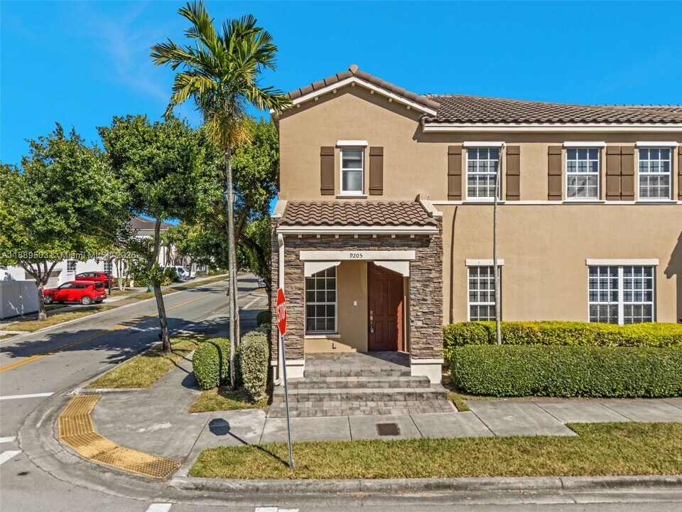 9205 SW 170th Pl in Miami, FL - Building Photo