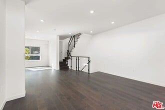 849 N Alta Vista Blvd in Los Angeles, CA - Foto de edificio - Building Photo
