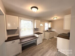 1142 Mona Dr in Charlotte, NC - Building Photo - Building Photo