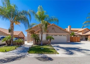 576 Cumbre Ct in San Jacinto, CA - Foto de edificio - Building Photo