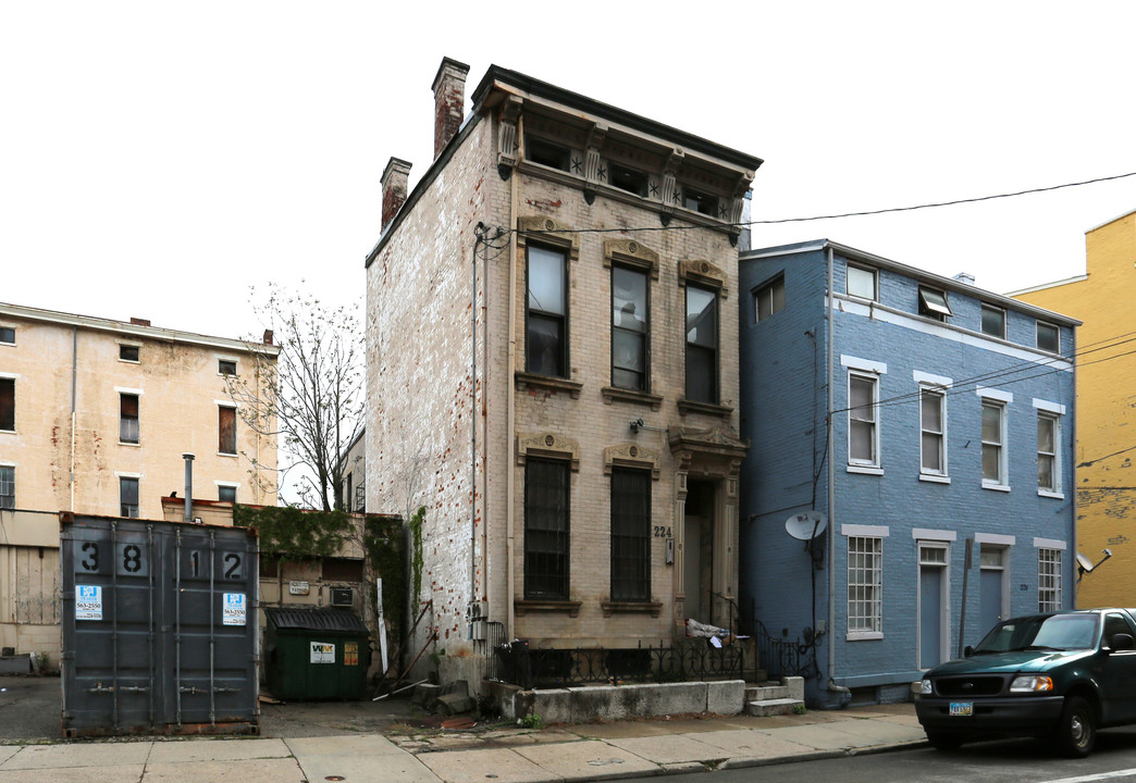 224 W 14th St in Cincinnati, OH - Building Photo