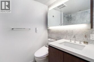 68 Smithe St in Vancouver, BC - Building Photo - Building Photo