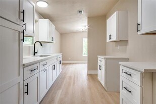 2406 White Oak Trail in Granbury, TX - Building Photo