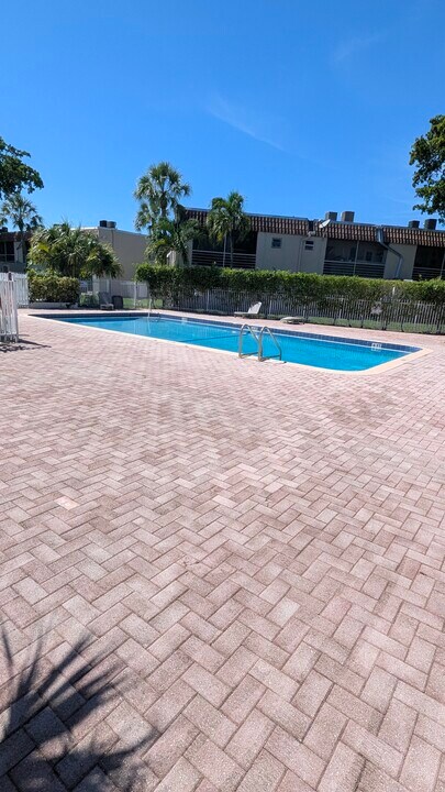 3777 NW 78th Ave, Unit 14F in Hollywood, FL - Building Photo