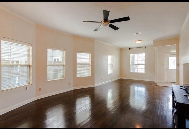 825 W Twelfth St in Dallas, TX - Foto de edificio - Building Photo