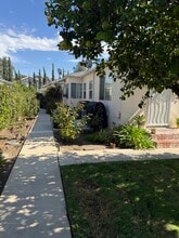 5618 Riverton Ave, Unit Center Unit in North Hollywood, CA - Building Photo - Building Photo