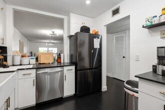6061 N Falls Cir Dr in Lauderhill, FL - Building Photo - Building Photo
