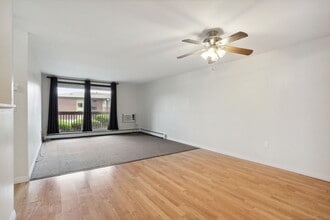 2118 Cromwell Hills Dr in Cromwell, CT - Foto de edificio - Building Photo