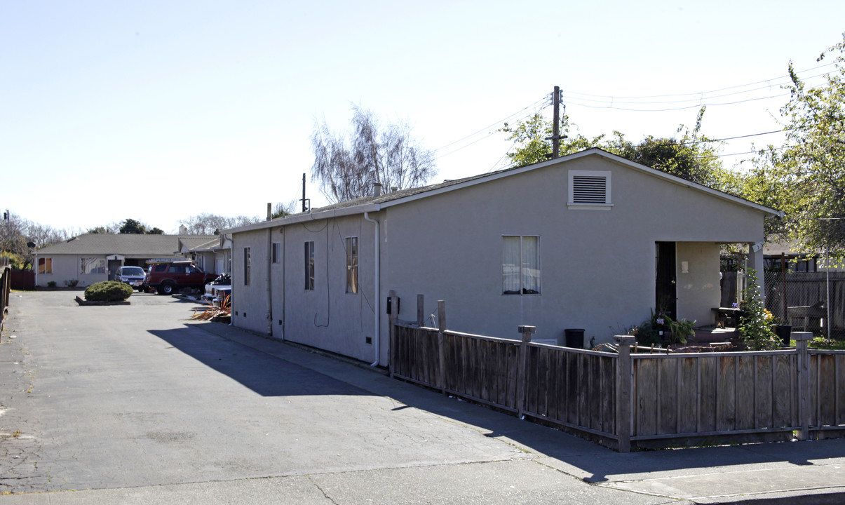 335-341 Laurel Ave in Hayward, CA - Building Photo