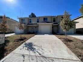 807 S 6th St in Bonham, TX - Building Photo