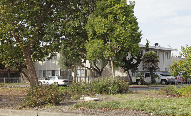 7615 Bancroft Ave in Oakland, CA - Foto de edificio - Building Photo