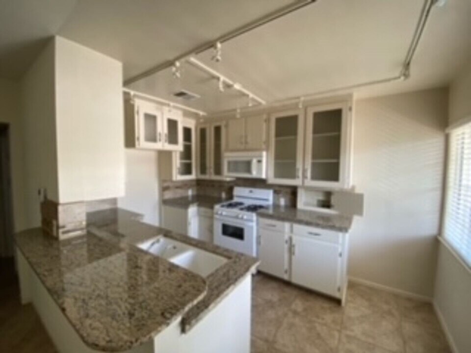 10814-10818 Blix St in Los Angeles, CA - Building Photo