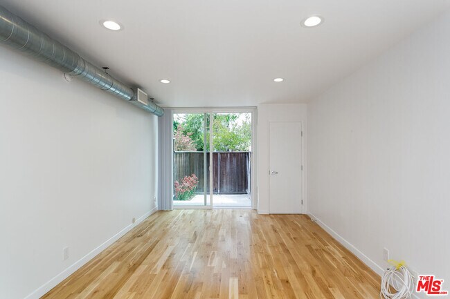 35 Ozone Ave in Los Angeles, CA - Building Photo - Building Photo