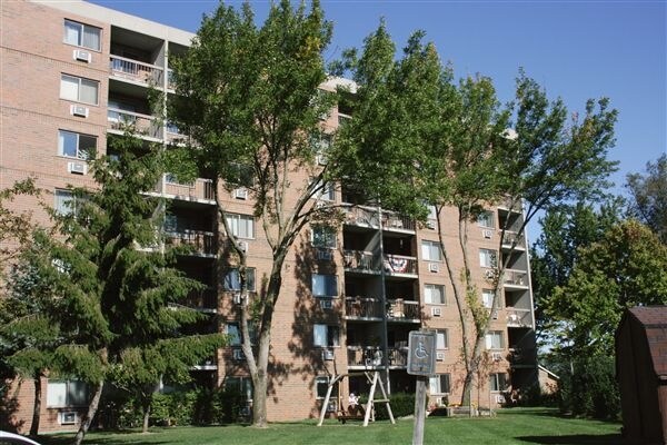 Winchester Towers in Mt. Pleasant, MI - Building Photo