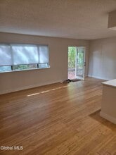 101 Victory Way in Clifton Park, NY - Foto de edificio - Building Photo