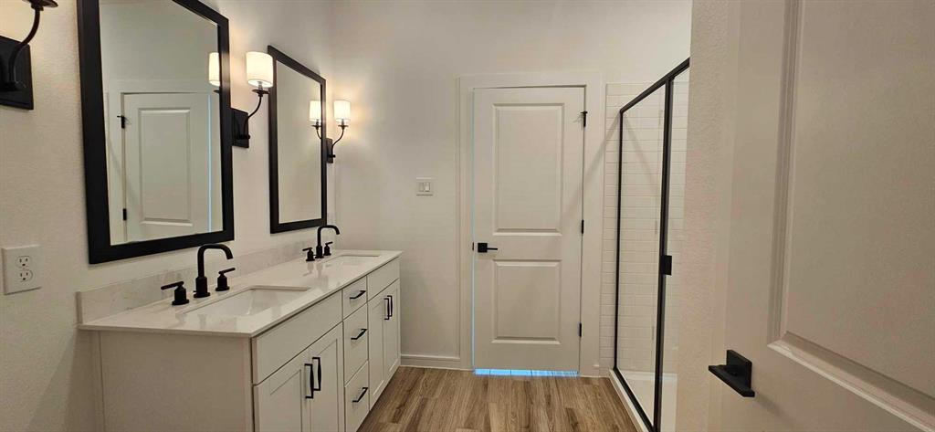 8411 Bay Rdg Cir in Baytown, TX - Building Photo