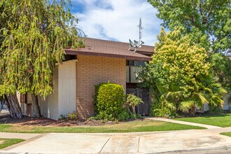 6021 N Poplar Ave in Fresno, CA - Foto de edificio - Building Photo