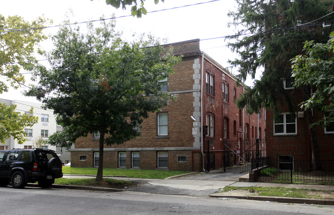 5524 8th St NW in Washington, DC - Foto de edificio - Building Photo