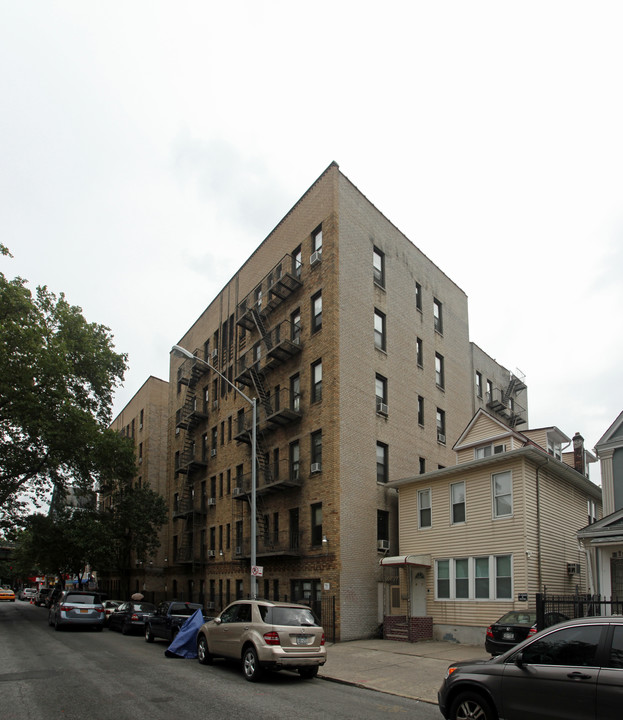 Electra Court in Jackson Heights, NY - Foto de edificio