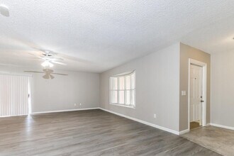 2449 SE Aneci St in Port St. Lucie, FL - Foto de edificio - Building Photo