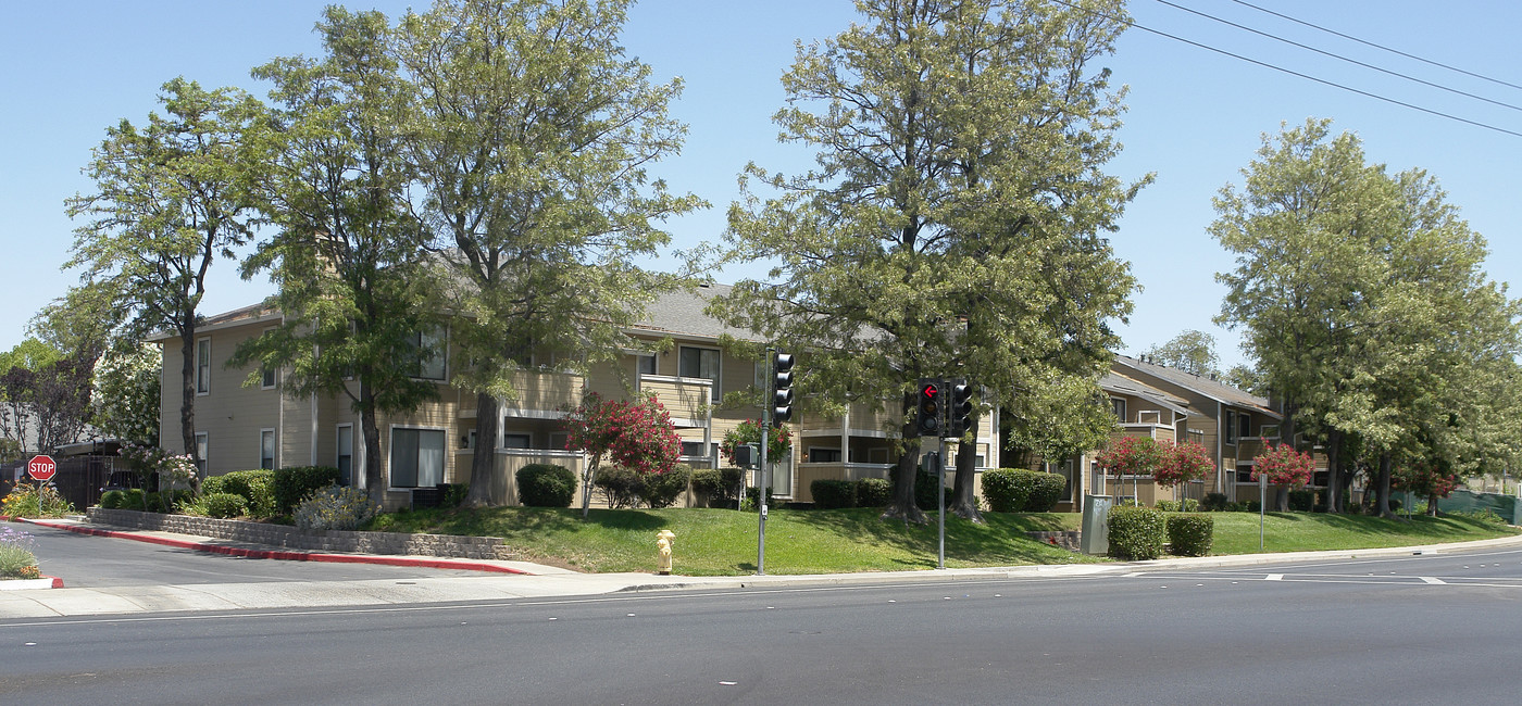 Lakeview Condominiums in Pittsburg, CA - Building Photo