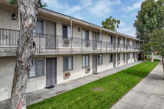 Fairhaven Village in Santa Ana, CA - Foto de edificio - Building Photo