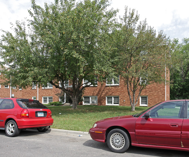 1625 Eldridge Ave W in Roseville, MN - Foto de edificio - Building Photo