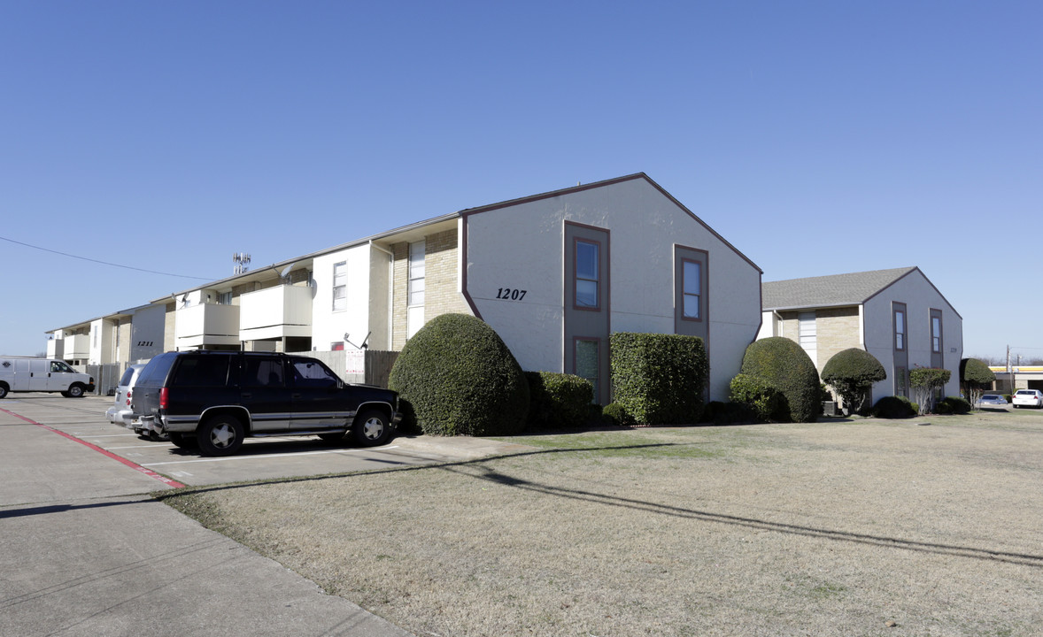 Westridge Apartments in Lancaster, TX - Building Photo