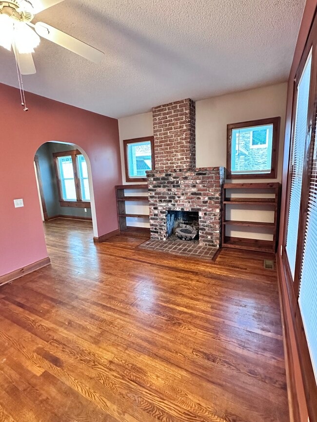 923 E Hillcrest Dr, Unit 2