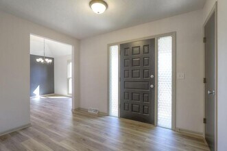 6914 N Madison Ave in Kansas City, MO - Building Photo - Building Photo