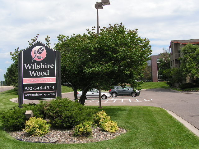 Wilshire Wood in Hopkins, MN - Building Photo - Building Photo