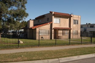 1055 A,B,C,D N. Lilac Ave Apartments