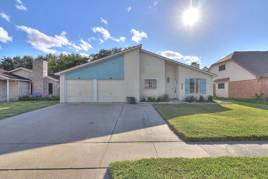913 St Timothy St in Corpus Christi, TX - Building Photo