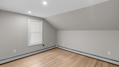34 Mary Ave, Unit 2 in East Providence, RI - Building Photo - Building Photo