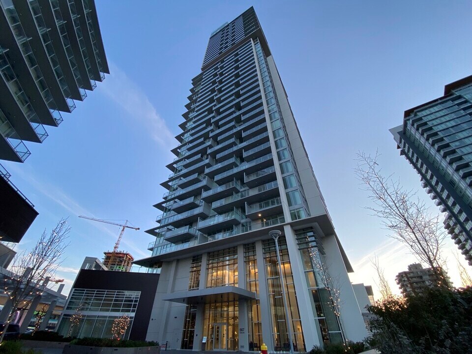 567 Clarke Rd in Coquitlam, BC - Building Photo