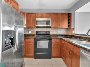20379 W Country Club Dr in Aventura, FL - Building Photo - Building Photo